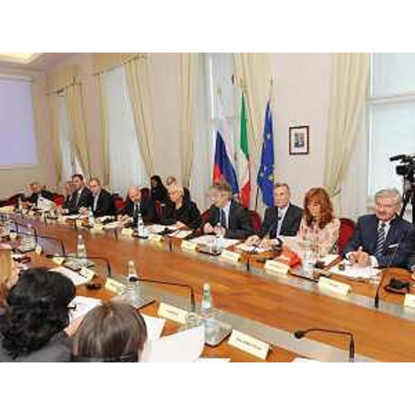Renzo Tondo (Presidente Friuli Venezia Giulia) con la delegazione della Regione di Kaliningrad (Federazione Russa) nella sede della Regione a Trieste. (Trieste 04/06/09) 