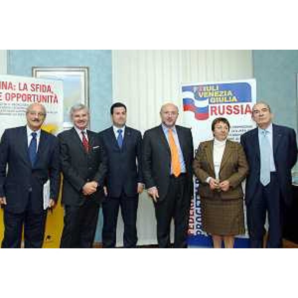 Enrico Bertossi (Assessore regionale alle attività produttive) e Franco Iacop (Assessore regionale per le relazioni internazionali, comunitarie e autonomie locali) ritratti in occasione della Conferenza Stampa (organizzata dalla CCIAA di Udine) sul "Progetto Cina-Russia". (Udine 23/10/06)