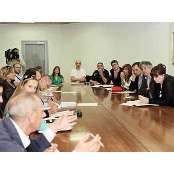 Renzo Tondo (Presidente Friuli Venezia Giulia), Luca Ciriani (Assessore regionale Attività produttive) e Alessia Rosolen (Assessore regionale Lavoro) con le rappresentanze dei lavoratori, dell'Associazione industriali di Udine, del Consorzio per lo sviluppo industriale dell'Aussa Corno e della Safilo. (Udine 08/06/09)