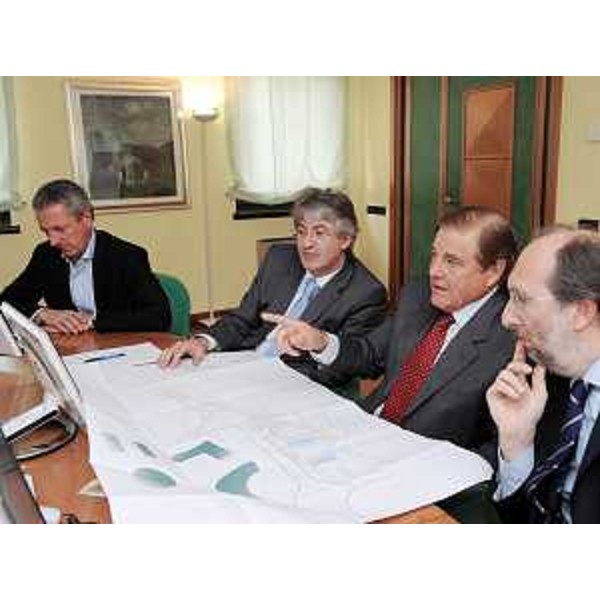 Attilio Vuga (Sindaco Cividale del Friuli), Renzo Tondo (Presidente Friuli Venezia Giulia), Lorenzo Pelizzo (Presidente Banca Popolare di Cividale) e Riccardo Riccardi (Assessore regionale Mobilità, Energia e Infrastrutture di Trasporto) a Cividale del Friuli. (Cividale del Friuli 09/06/09)