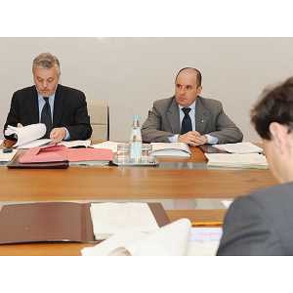 Vanni Lenna (Assessore regionale Ambiente e Lavori pubblici, delegato Protezione civile) e Claudio Violino (Assessore regionale Risorse agricole, naturali e forestali) nel corso della riunione di Giunta. (Trieste 11/06/09)