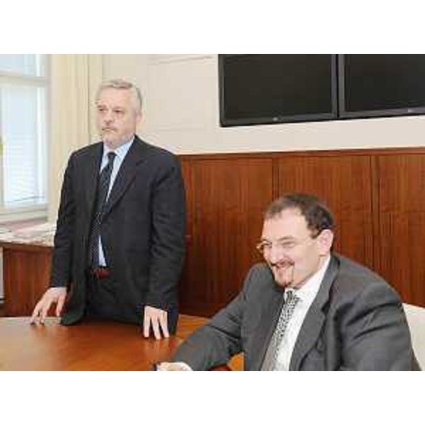 Vanni Lenna (Assessore regionale Ambiente e Lavori pubblici, delegato Protezione civile) e Giorgio Carbonara (Portavoce Presidente Tondo) nel corso della riunione di Giunta. (Trieste 11/06/09)