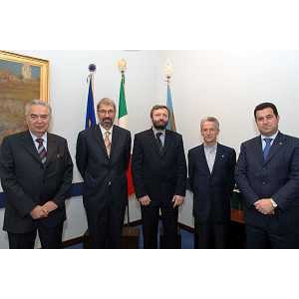 Riccardo Illy (Presidente Regione Friuli Venezia Giulia) con Franco Iacop (Assessore regionale per le relazioni internazionali, comunitarie e autonomie locali), Ivan Zagar (Ministro per le Politiche Regionali della Slovenia) e gli altri componenti della delegazione slovena. (Trieste 24/10/06)