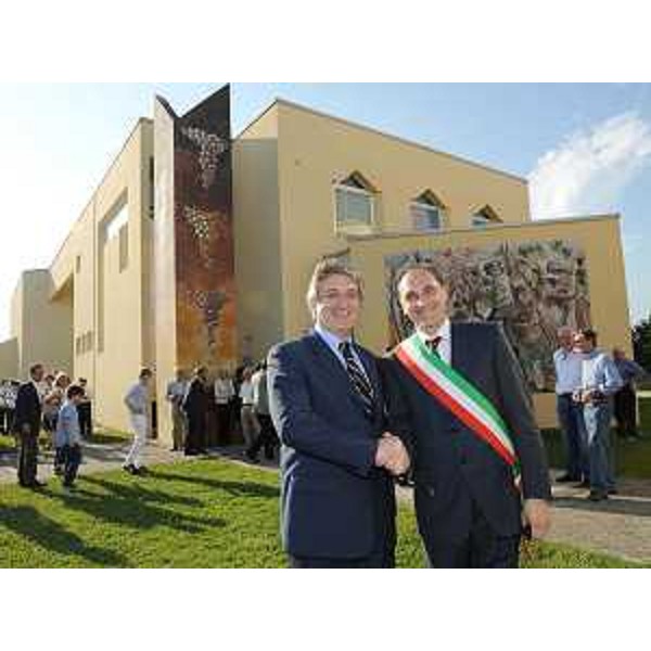 Renzo Tondo (Presidente Friuli Venezia Giulia) e Mario Battistuta (Sindaco Bertiolo) in occasione dell'inaugurazione del mosaico dedicato a Walter Collavini nella sede civica di Bertiolo. (Bertiolo 12/06/09)