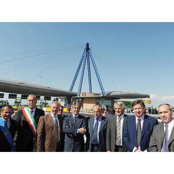 Fabio Marchetti (Vicepresidente Provincia Udine), Vanni Biasutti (Sindaco Ronchis), Gerhard Doerfler (Governatore Carinzia), Renzo Tondo (Presidente Friuli Venezia Giulia), Giuseppe Saro (Senatore), Giovanni Collino (Senatore), Giorgio Santuz (Presidente Autovie Venete) e Pietro Del Fabro (Amm. del. Autovie Venete) all'inaugurazione del nuovo casello di Ronchis (A4, uscita Latisana). (Ronchis di Latisana 12/06/09)