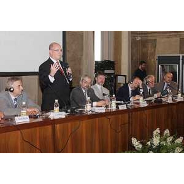Riccardo Riccardi [(Assessore regionale Mobilità, Energia e Infrastrutture di Trasporto) quarto da sinistra) alla giornata di studio di Friuli Innovazione dedicata alle politiche verdi, al Castello di Udine. In piedi, Mark Hopkins (Responsabile Fondazione ONU Energy Efficiency). (Udine 10/06/09)