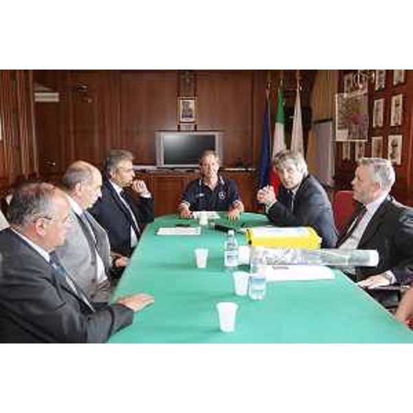 Gianni Chiodi (Presidente Abruzzo), Guido Bertolaso (Sottosegretario Protezione civile) e Renzo Tondo (Presidente Friuli Venezia Giulia), con Ferruccio Saro (Senatore) e Vanni Lenna (Assessore Ambiente e Lavori pubblici, delegato Protezione civile Regione FVG) nella sede del DICOMAC (Direzione comando e controllo per l'emergenza) a L'Aquila. (L'Aquila 15/06/09)