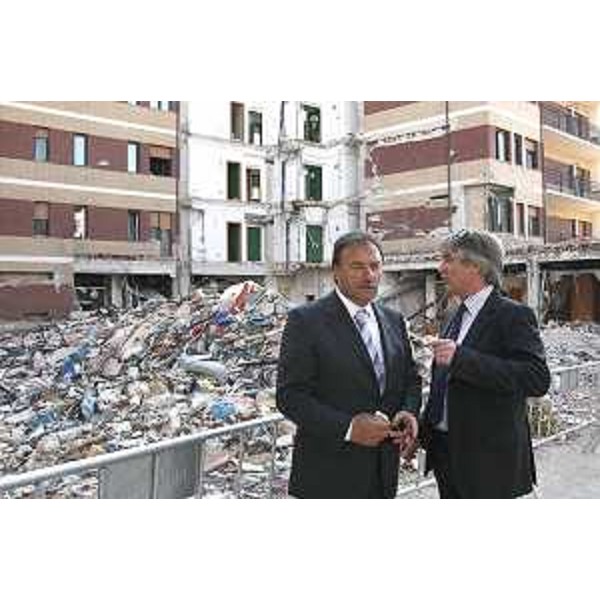 Angelo Di Paolo (Assessore Lavori Pubblici Regione Abruzzo) e Renzo Tondo (Presidente Friuli Venezia Giulia) nel centro storico a L'Aquila. (L'Aquila 15/06/09)
