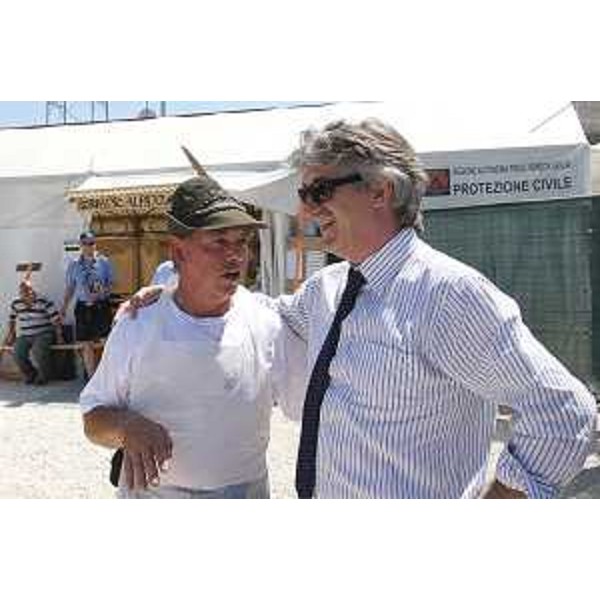 Renzo Tondo (Presidente Friuli Venezia Giulia) con un alpino, nel villaggio Friuli Venezia Giulia a L'Aquila. (L'Aquila 15/06/09)