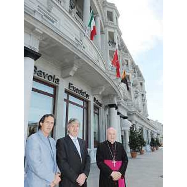 Roberto Menia (Sottosegretario Ambiente, Tutela Territorio e Mare), Renzo Tondo (Presidente Friuli Venezia Giulia) ed Eugenio Ravignani (Vescovo Trieste) in occasione dell'inaugurazione del restaurato e rinnovato hotel Savoia Excelsior Palace di Trieste. (Trieste 18/06/09)