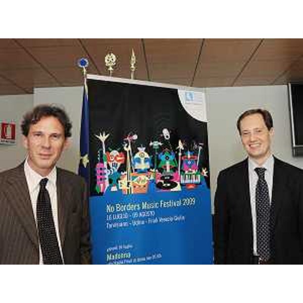Andrea Di Giovanni (Direttore generale Agenzia per lo sviluppo del turismo - TurismoFVG) e Luca Ciriani (Vicepresidente FVG e Assessore regionale Attività produttive) alla conferenza stampa di presentazione del No Borders Music Festival, a Udine. (Udine 19/06/09)