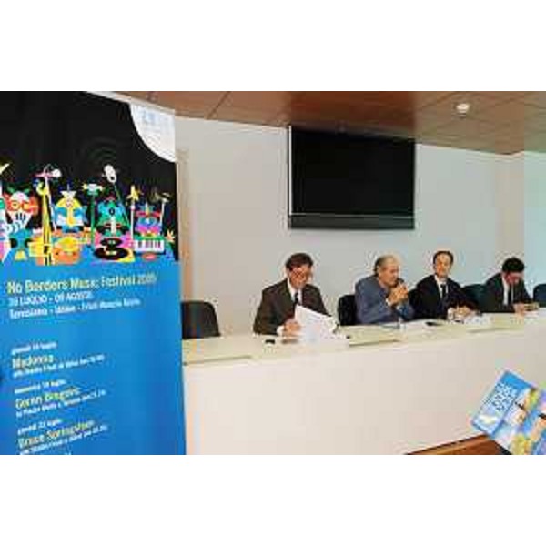 Andrea Di Giovanni (Direttore generale Agenzia per lo sviluppo del turismo - TurismoFVG) e Luca Ciriani (Vicepresidente FVG e Assessore regionale Attività produttive) alla conferenza stampa di presentazione del No Borders Music Festival, a Udine. (Udine 19/06/09)