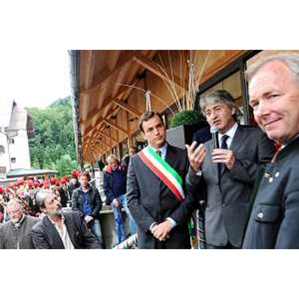Renzo Tondo (Presidente della Regione Friuli Venezia Giulia) mentre interviene durante l'inaugurazione del ristrutturato mercato di Tarvisio, vicino a lui Gerhard Doerfler (Governatore della Carinzia) e Renato Carlantoni (Sindaco di Tarvisio). (Tarvisio, 20/06/09)