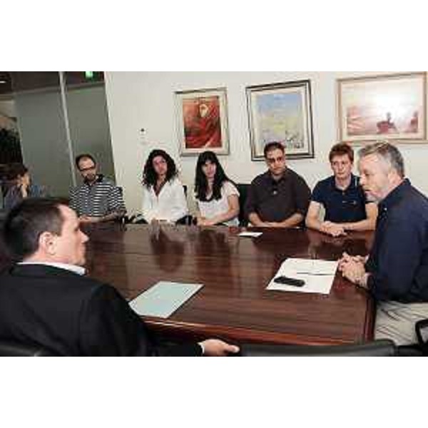 Vanni Lenna (Assessore regionale alla Protezione Civile) con gli studenti dell'associazione universitaria Rosmini alla cerimonia di consegna del bonifico in favore dei terremotati abruzzesi. (Udine, 22/06/09) 