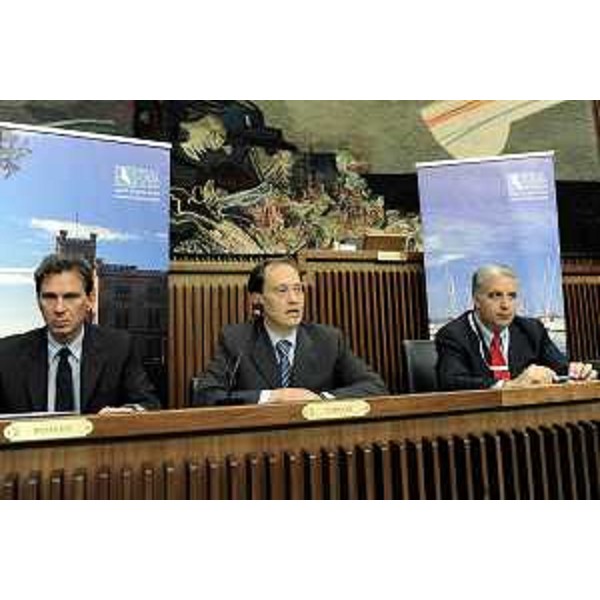 Luca Ciriani (Vicepresidente della Giunta regionale) tra Andrea Di Giovanni (direttore generale di Turismo FVG) e Michelangelo Boem (responsabile della promozione enogastronomica di Turismo FVG) durante una conferenza stampa tenuta in Consiglio regionale. (Trieste, 24/06/09)