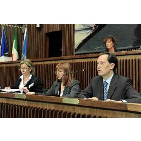Luca Ciriani (Vicepresidente della Giunta regionale) e Sandra Savino (Assessore regionale alla programmazione, risorse economiche e finanziarie, patrimonio e servizi generali) durante una conferenza stampa tenuta in Consiglio regionale. (Trieste, 24/06/09) 