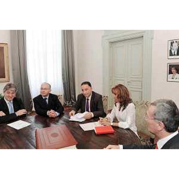 Renzo Tondo (Presidente Friuli Venezia Giulia), Vladimir Zavazal (Ambasciatore ceco in Italia), Paolo Petiziol (Console onorario Repubblica Ceca a Trieste) ed altri nella sede della Regione a Trieste. (Trieste 18/06/09)