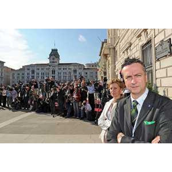 Edouard Ballaman (Presidente Consiglio regionale) e Sandra Savino (Assessore regionale alle Risorse economiche e finanziarie) davanti al palazzo della Regione in Piazza Unità d'Italia a Trieste durante il G8. (Trieste, 26/06/09)