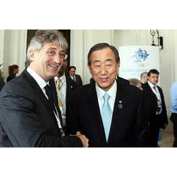 Renzo Tondo (Presidente Friuli Venezia Giulia) stringe la mano a Ban-Ki Moon (Segretario generale dell’ONU). (Trieste, 26/06/09)