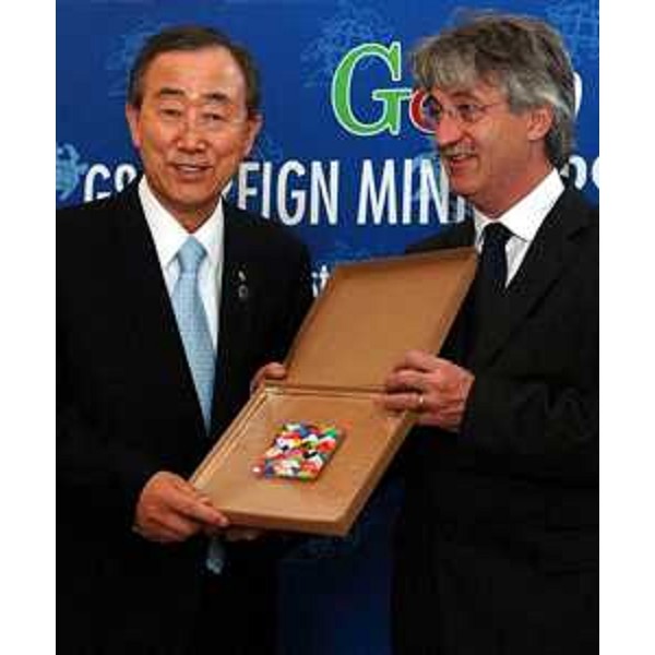 Renzo Tondo (Presidente Friuli Venezia Giulia) consegna un dono a Ban-Ki Moon (Segretario generale dell’ONU). (Trieste, 26/06/09)