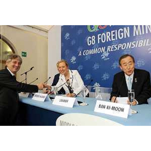 Renzo Tondo (Presidente Friuli Venezia Giulia) stringe la mano a Benita Ferrero-Waldner (Commissaria Ue per le Relazioni esterne e Politica europea di Vicinato) vicino a Ban-Ki Moon (Segretario generale dell’ONU) durante i lavori del G8 a Trieste. (Trieste, 26/06/09)