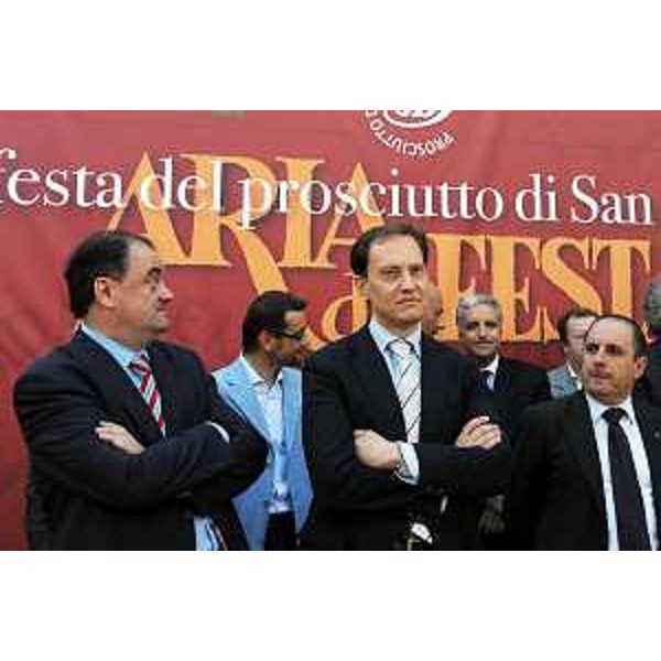 Roberto Molinaro (assessore regionale all’Istruzione e Cultura), Luca Ciriani (Vicepresidente Friuli Venezia Giulia) e Claudio Violino (assessore regionale alle Risorse agricole, naturali, forestali e alla Pesca) all’inaugurazione di Aria di Festa a San Danele del Friuli. (San Daniele, 26/06/09)