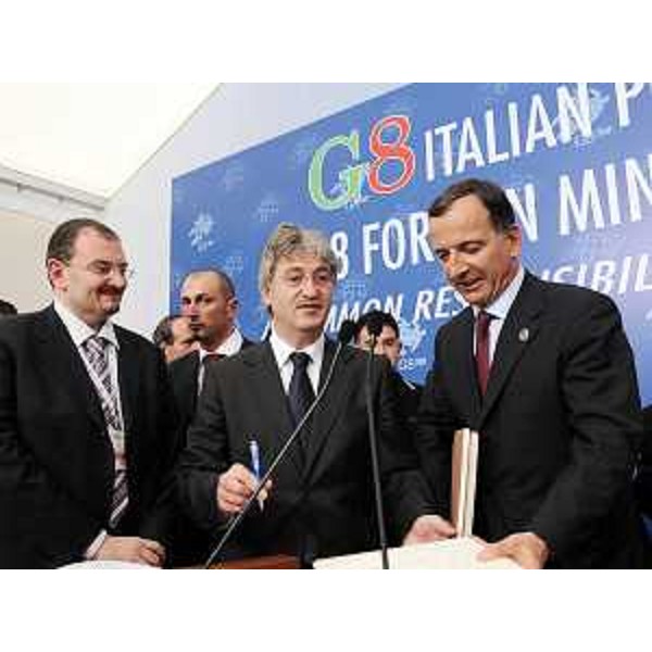 Giorgio Carbonara (Portavoce Presidente Tondo), Renzo Tondo (Presidente Friuli Venezia Giulia) e Franco Frattini (Ministro Esteri). In chiusura dei lavori del G8, Renzo Tondo offre a Franco Frattini una copia dell'opera "Tabula Itineraria Peutingeriana". (Trieste 27/06/09)