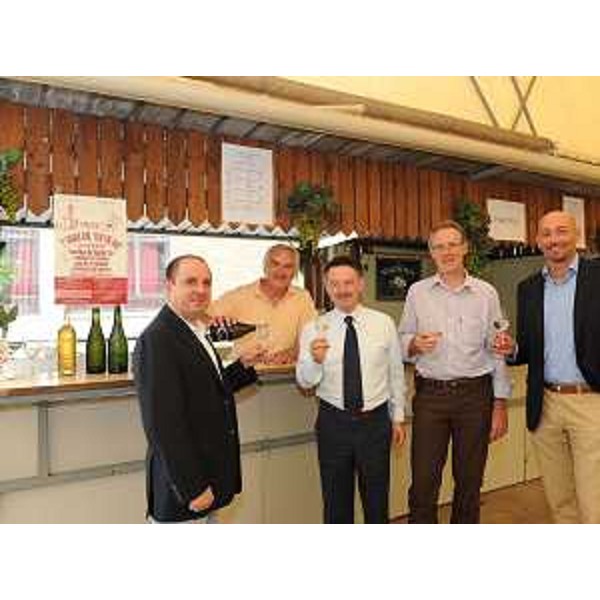 Claudio Violino (Assessore regionale Risorse agricole, naturali e forestali) con Raffaele Testolin (Università Udine), alla "7a Sagre dal vin chi vin", a Mereto di Tomba. (Mereto di Tomba 28/06/09)