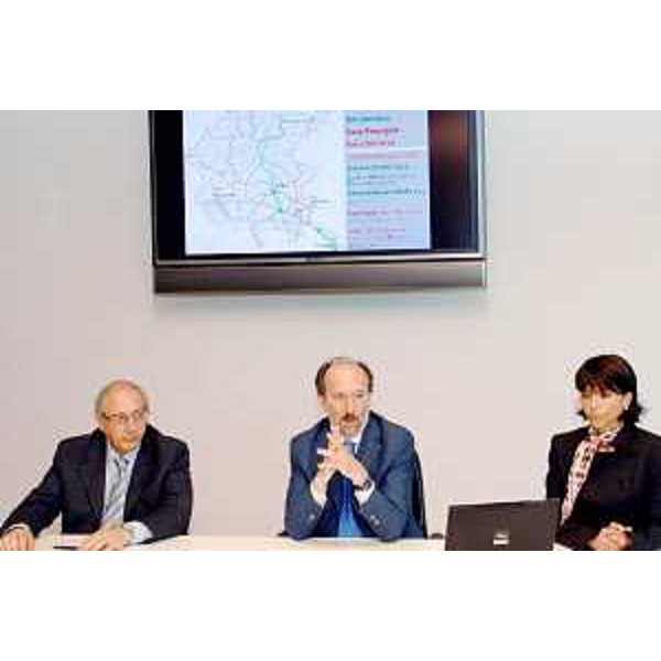 Dario Danese (Direttore centrale Mobilità, Energia e Infrastrutture di Trasporto), Riccardo Riccardi (Assessore regionale Mobilità, Energia e Infrastrutture di Trasporto) e Ilaria Garofolo (Vicedirettore centrale Mobilità, Energia e Infrastrutture di Trasporto) alla conferenza stampa di "Presentazione Pianificazione opere di viabilità di interesse regionale. Azioni strategiche". (Udine 29/06/09)