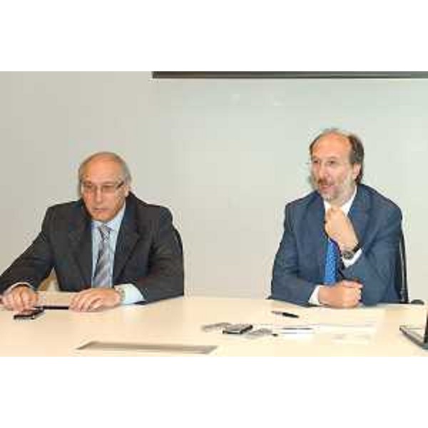 Dario Danese (Direttore centrale Mobilità, Energia e Infrastrutture di Trasporto), Riccardo Riccardi (Assessore regionale Mobilità, Energia e Infrastrutture di Trasporto) alla conferenza stampa di "Presentazione Pianificazione opere di viabilità di interesse regionale. Azioni strategiche". (Udine 29/06/09)
