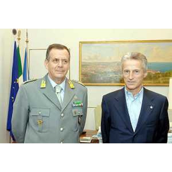 Riccardo Illy (Presidente Regione Friuli Venezia Giulia) con il Generale di Divisione Edoardo Esposito (nuovo Comandante del Comando Interregionale dell'Italia Nord-Orientale della Guardia di Finanza). (Trieste 24/10/06)
