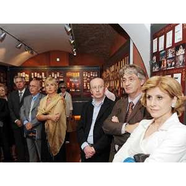(sulla destra) Bruno Marini (Presidente Fondo Trieste), Renzo Tondo (Presidente Friuli Venezia Giulia) e Daniela Mazzuccato (Soprano) all'inaugurazione della mostra "Tu che m'hai preso il cuor - L'Operetta da Trieste all'Europa" a Palazzo Gopcevich a Trieste. (Trieste 30/06/09)