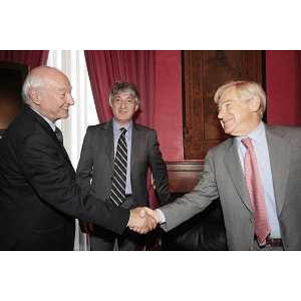Piero Angela, che ha ricevuto il Premio Speciale Luchetta 2009, con Renzo Tondo (Presidente Regione Friuli Venezia Giulia) e Paolo Garimberti (Presidente RAI), nella sede della Regione FVG a Roma. (Roma 01/07/09)