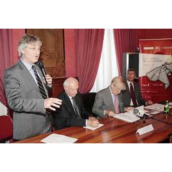 Renzo Tondo (Presidente Regione Friuli Venezia Giulia), Piero Angela, che ha ricevuto il Premio Speciale Luchetta 2009, Paolo Garimberti (Presidente RAI) ed Enzo Angiolini (Presidente Fondazione Luchetta Ota D'Angelo Hrovatin), nella sede della Regione FVG a Roma. (Roma 01/07/09)