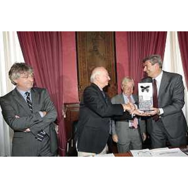 Renzo Tondo (Presidente Regione Friuli Venezia Giulia), Piero Angela, che ha ricevuto il Premio Speciale Luchetta 2009, Paolo Garimberti (Presidente RAI) ed Enzo Angiolini (Presidente Fondazione Luchetta Ota D'Angelo Hrovatin), nella sede della Regione FVG a Roma. (Roma 01/07/09)