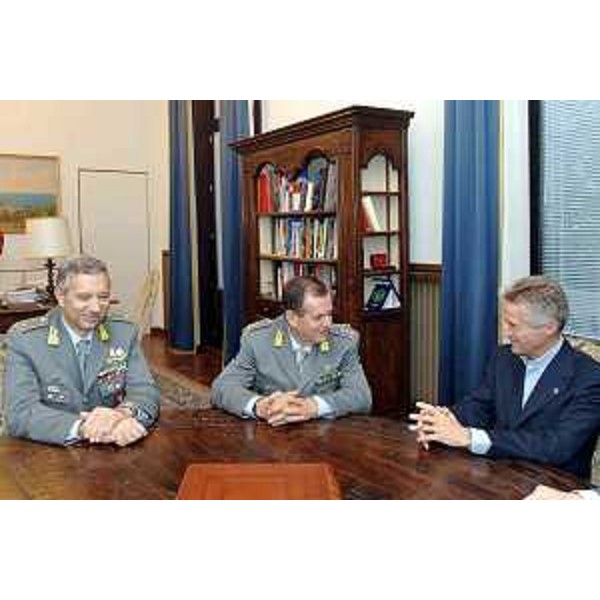 Riccardo Illy (Presidente Regione Friuli Venezia Giulia) con il Generale di Divisione Edoardo Esposito (nuovo Comandante del Comando Interregionale dell'Italia Nord-Orientale della Guardia di Finanza) e Fabrizio Lisi (Comandante per il Friuli Venezia Giulia). (Trieste 24/10/06)