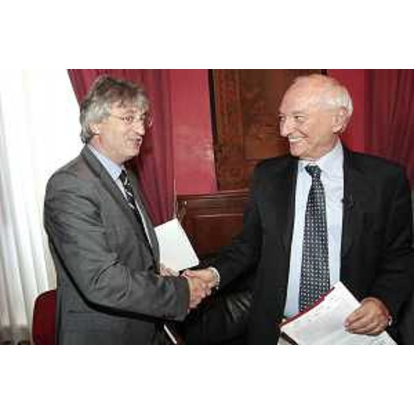 Renzo Tondo (Presidente Regione Friuli Venezia Giulia) e Piero Angela, che ha ricevuto il Premio Speciale Luchetta 2009, nella sede della Regione FVG a Roma. (Roma 01/07/09)