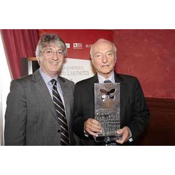 Renzo Tondo (Presidente Regione Friuli Venezia Giulia) e Piero Angela, che ha ricevuto il Premio Speciale Luchetta 2009, nella sede della Regione FVG a Roma. (Roma 01/07/09)