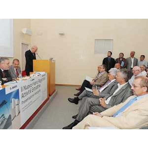 Vanni Lenna (Assessore regionale Ambiente e Lavori pubblici, delegato Protezione civile) nel corso della Presentazione delle Linee Guida de "Il Nuovo Piano Regionale Attività Estrattive", a Villa Chiozza di Scodovacca. (Villa Chiozza di Scodovacca 01/07/09)