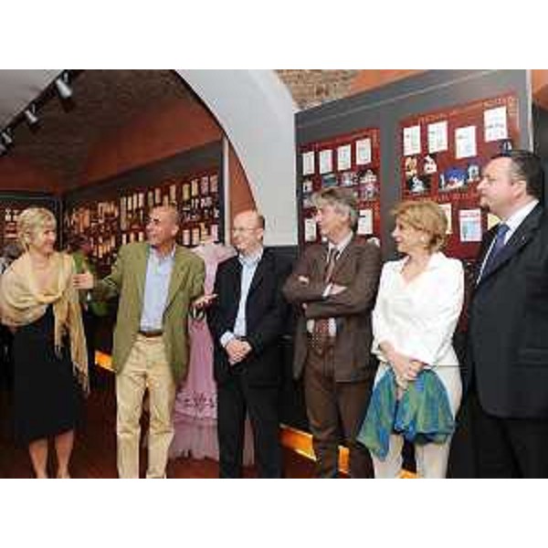 Rossana Poletti (Curatrice Mostra), Massimo Greco (Assessore Cultura Comune Trieste), Bruno Marini (Presidente Fondo Trieste), Renzo Tondo (Presidente Friuli Venezia Giulia), Daniela Mazzuccato (Soprano) e Claudio Grizon (Presidente Associazione internazionale Operetta FVG) all'inaugurazione della mostra "Tu che m'hai preso il cuor - L'Operetta da Trieste all'Europa" a Palazzo Gopcevich a Trieste. (Trieste 30/06/09)