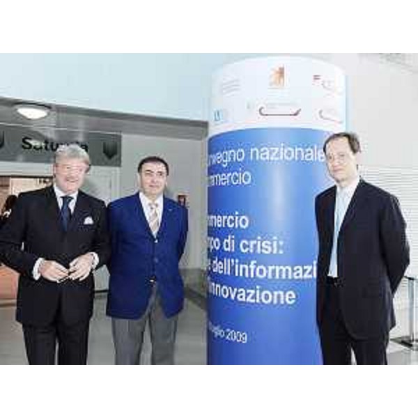 Antonio Paoletti (Presidente Unioncamere Friuli Venezia Giulia), Andrea Zanlari (Presidente INDIS) e Luca Ciriani (Vicepresidente FVG e Assessore regionale Attività produttive) al VII Convegno nazionale sul Commercio su "Il commercio in tempo di crisi: le leve dell'informazione e dell'innovazione", alla Stazione Marittima di Trieste. (Trieste 02/07/09)