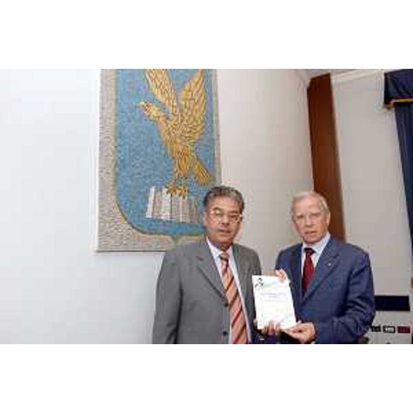 Roberto Antonaz (Assessore regionale all’istruzione, cultura, sport e pace) con Emilio Felluga (Presidente del CONI del Friuli Venezia Giulia) alla conferenza stampa di presentazione della pubblicazione dedicata ai talenti sportivi 2001-2005, 'un patrimonio da preservare'. (Trieste 25/10/06)