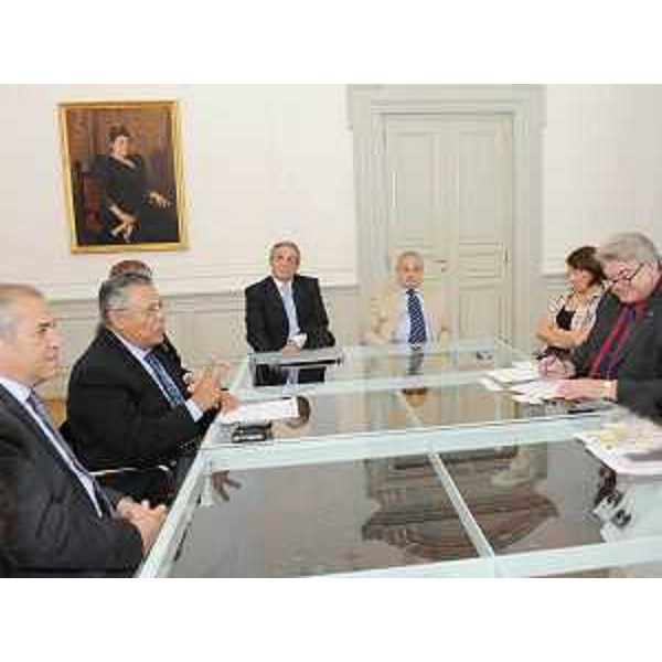 Elio De Anna (Assessore regionale Personale) con la delegazione istituzionale egiziana, nella sede della Regione a Trieste. (Trieste 02/07/09)