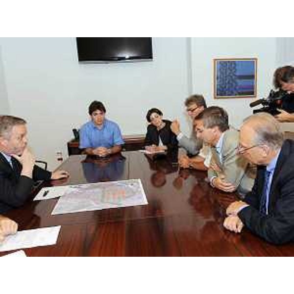 Vanni Lenna (Assessore regionale Ambiente e Lavori pubblici, delegato Protezione civile) con i rappresentanti delle Casse edili del Friuli Venezia Giulia, nella sede regionale di Udine. (Udine 06/07/09)
