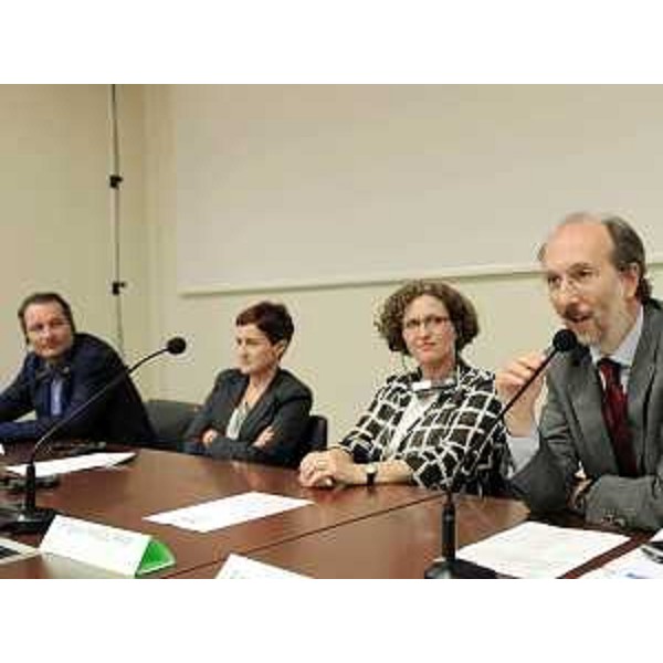 Riccardo Riccardi (Assessore regionale Mobilità, Energia e Infrastrutture di Trasporto) illustra il Progetto Ue "TrIM/Trasporto-Infrastrutture/Monitoraggio", nella sede della Regione a Trieste. (Trieste 06/07/09)