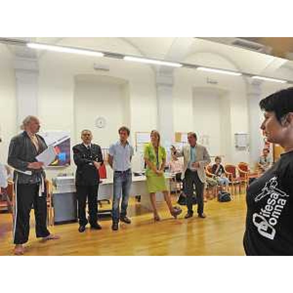 Federica Seganti (Assessore regionale Sicurezza) alla cerimonia di consegna dei diplomi di frequenza dei corsi di difesa personale promossi a Trieste dal Palio dei Rioni, nella palestra dell'ITIS. (Trieste 06/07/09)