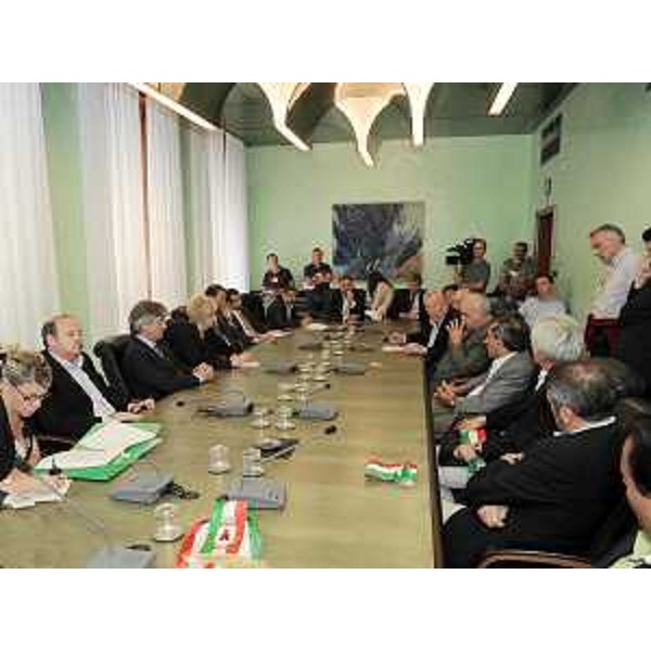 Renzo Tondo (Presidente Friuli Venezia Giulia) e Federica Seganti (Assessore regionale Autonomie locali) nel corso dell'incontro con capigruppo consiliari, UNCEM, amministratori delle Comunità montane e una folta delegazione di sindaci delle zone interessate, in Consiglio regionale a Trieste. (Trieste 09/07/09)