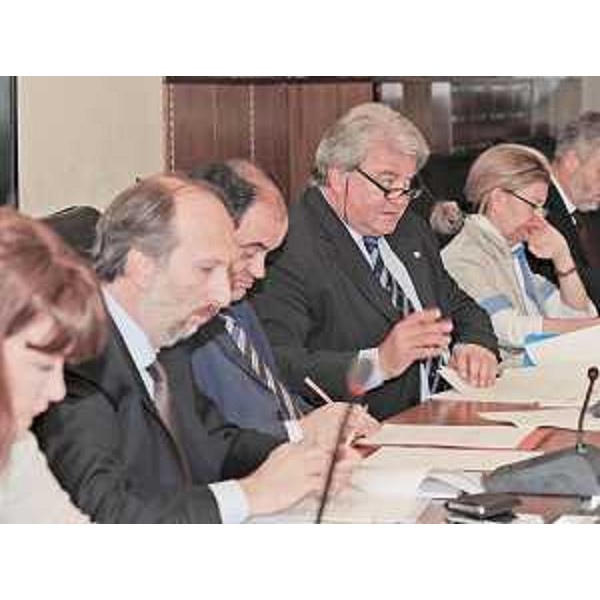 Gli assessori regionali Rosolen (Lavoro Università Ricerca), Riccardi (Viabilità Trasporti), Molinaro (Istruzione Formazione Cultura), De Anna (Organizzazione Personale Sport), Savino (Programmazione Finanze Patrimonio) e Lenna (Ambiente Lavori pubblici Protezione civile) nel corso della riunione di Giunta, in Consiglio regionale a Trieste. (Trieste 09/07/09) 