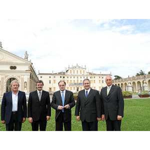 Roberto Molinaro (Assessore regionale Cultura), Walter Grahovac (Ministro Cultura Regione argentina Cordoba) e Carlos Sanchez (Viceministro Cultura Regione argentina Cordoba) a Villa Manin di Passariano. (Villa Manin di Passariano 10/07/09)
