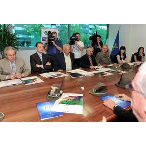 Luca Ciriani (Vicepresidente Friuli Venezia Giulia) con Enzo Cainero (Commissario straordinario azienda speciale Villa Manin) ed altre autorità alla conferenza stampa di presentazione della celebrazione del sessantesimo anniversario della fondazione della Brigata Alpina 'Julia'. (Udine, 14/07/09)